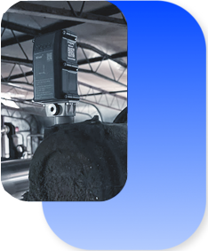 Sensor industrial de vibración instalado en motor